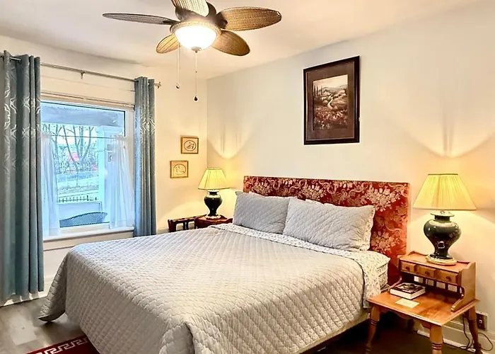 Adorable 2-Bedroom Unit With Jacuzzi Beside Falls