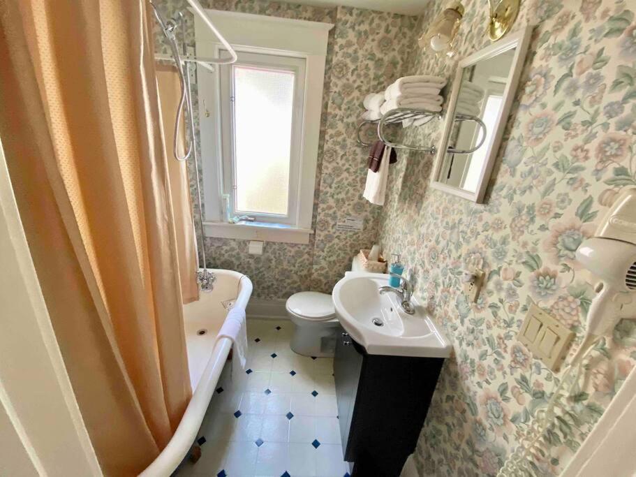 Holiday home Adorable 2-bedroom Unit With Jacuzzi Beside Falls Niagara Falls