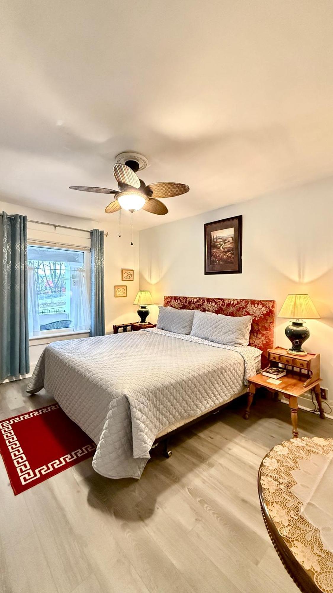 Adorable 2-bedroom Unit With Jacuzzi Beside Falls Holiday home Niagara Falls