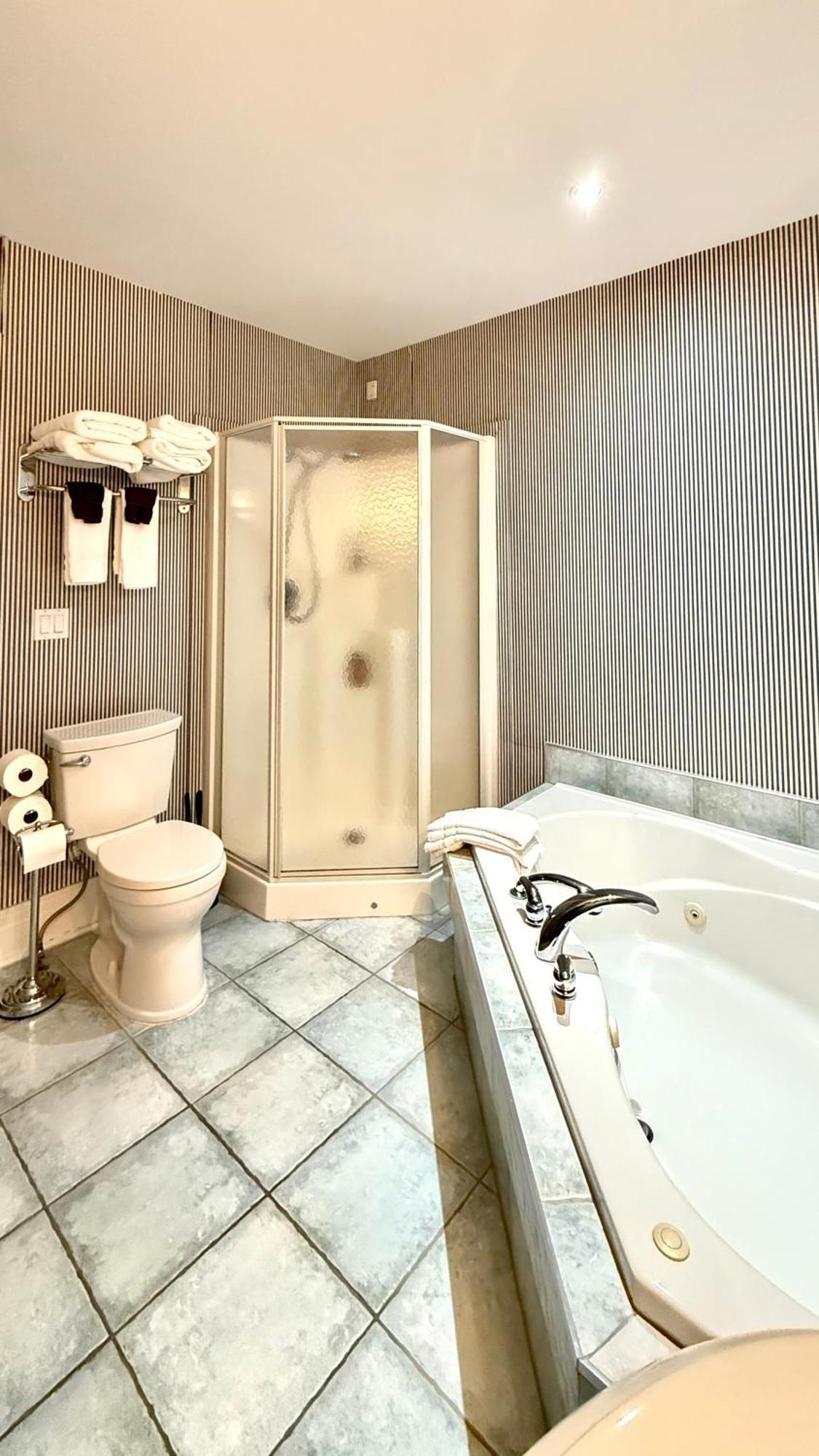 Adorable 2-bedroom Unit With Jacuzzi Beside Falls *