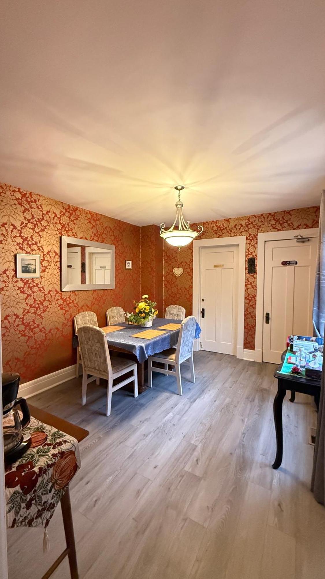 Adorable 2-bedroom Unit With Jacuzzi Beside Falls Niagara Falls