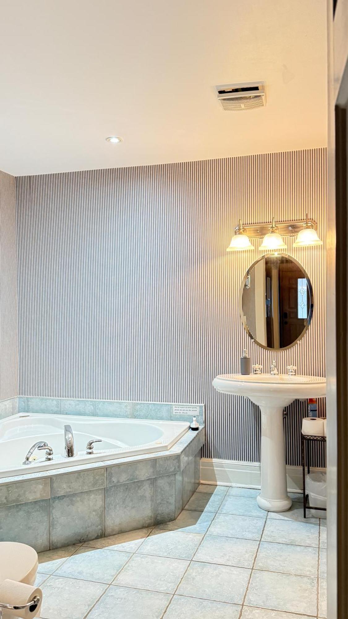 Adorable 2-bedroom Unit With Jacuzzi Beside Falls Holiday home