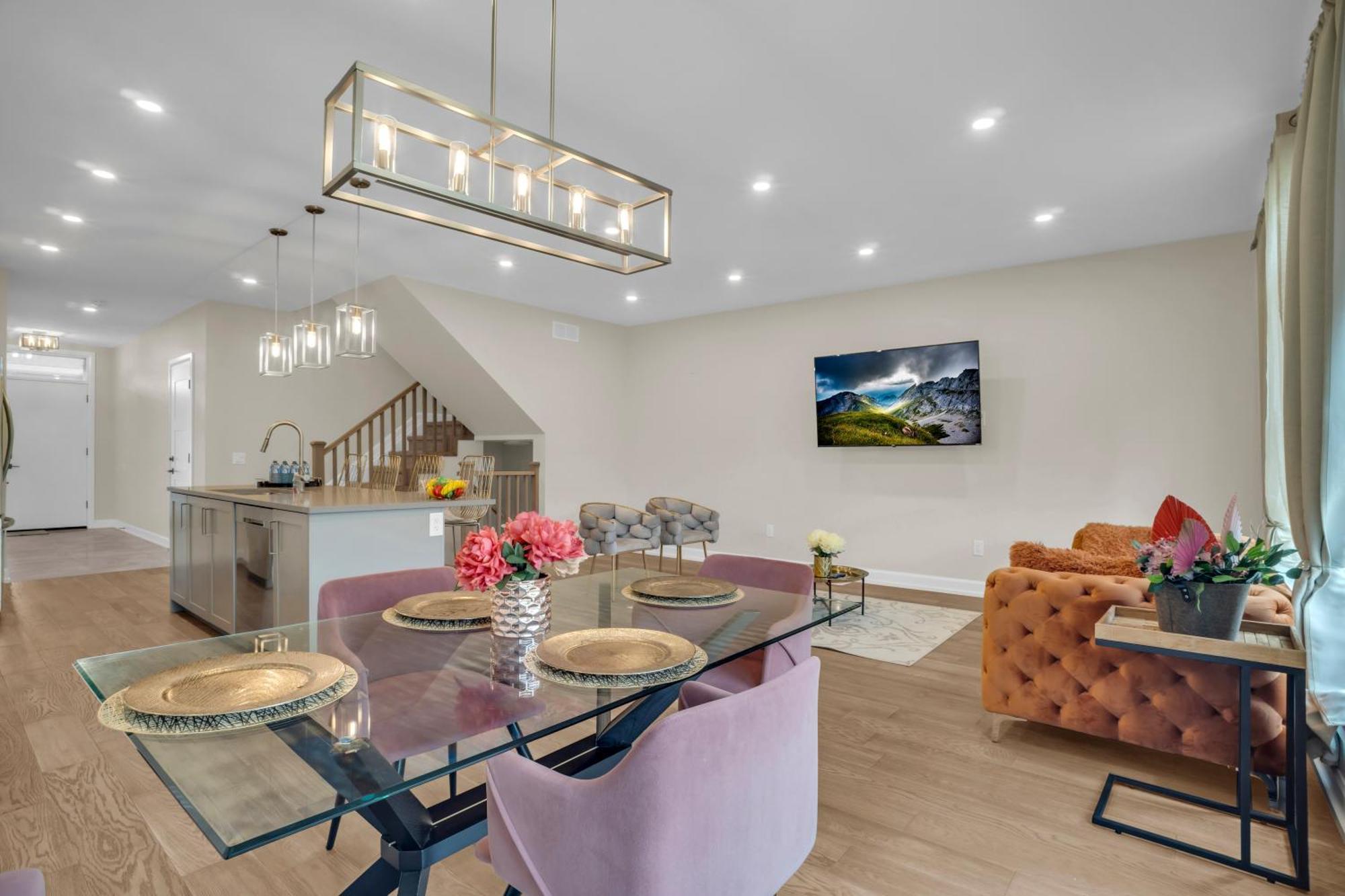 Luxury 3 Bdr Townhouse /garage Apartment Niagara Falls
