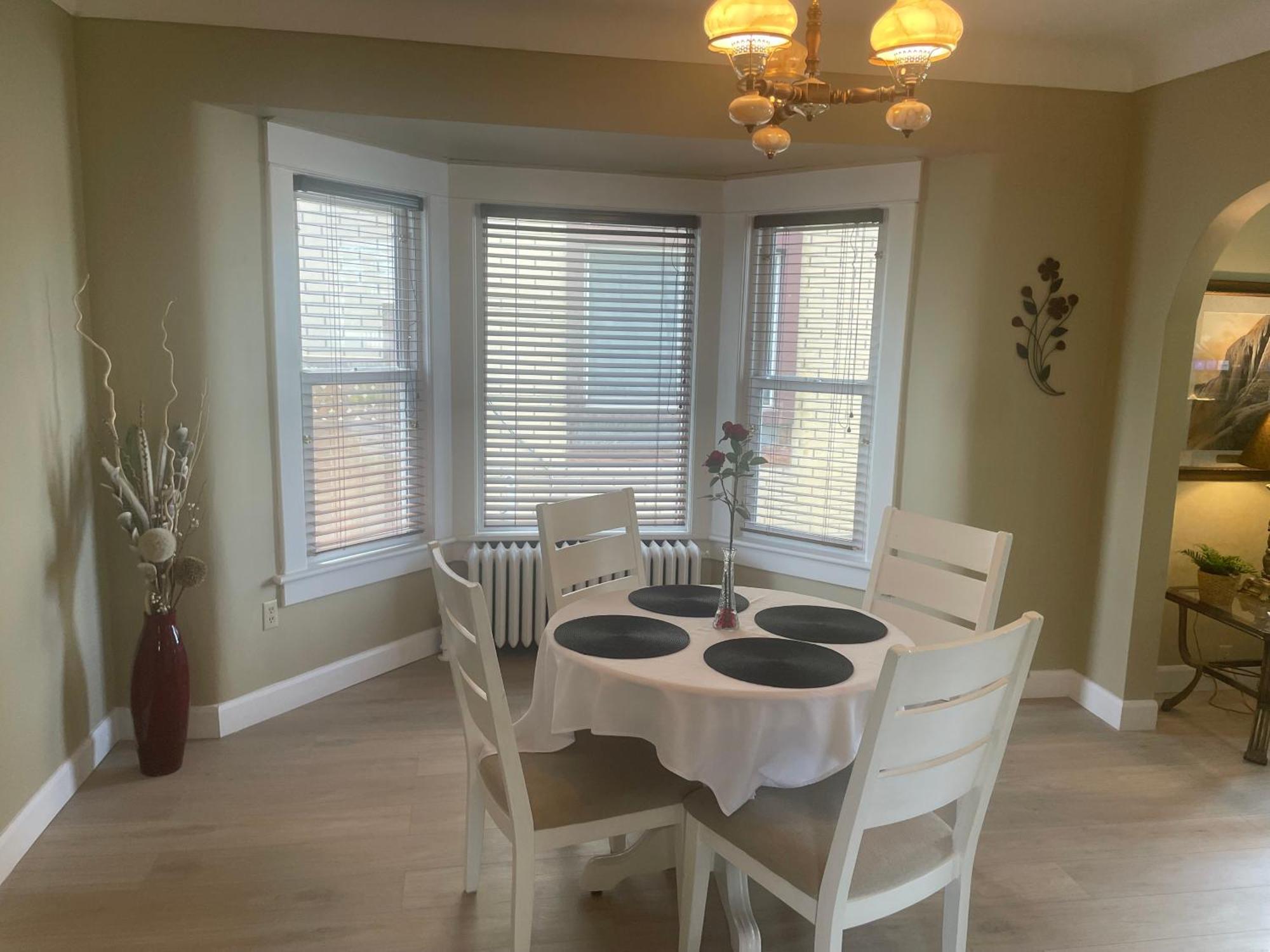 Ultra Close To Clifton Hill And The Falls & Wonderful Free Breakfast Delivered Daily * Niagara Falls