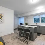 Exquisite 2 Bedroom Apt, Mins To The Falls.
