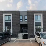 Exquisite 2 Bedroom Apt, Mins To The Falls.
