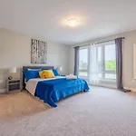 Modern 3Bdr 3 Bath, Garage, Backyard, Theater