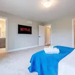 Modern 3Bdr 3 Bath, Garage, Backyard, Theater