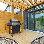 Modern 3Bdr 3 Bath, Garage, Backyard, Theater