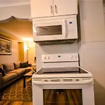 Cozy 3 Bedroom Downtown Cottage With Complimentary Breakfast Delivered Daily To The Rental