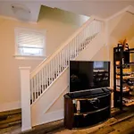 Cozy 3 Bedroom Downtown Cottage With Complimentary Breakfast Delivered Daily To The Rental