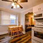 Cozy 3 Bedroom Downtown Cottage With Complimentary Breakfast Delivered Daily To The Rental