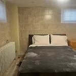 Close To Clifton Hill, Casino And Niagara Falls And With Kitchen For 6 Guest Up Stairs And Main Floor 8
