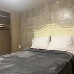 Close To Clifton Hill, Casino And Niagara Falls And With Kitchen For 6 Guest Up Stairs And Main Floor 8