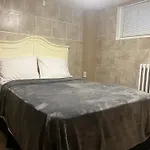 Close To Clifton Hill, Casino And Niagara Falls And With Kitchen For 6 Guest Up Stairs And Main Floor 8
