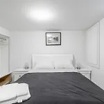 Beautiful Renovated Home 3 Mins Drive To Fall
