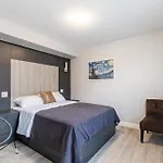 Beautiful Renovated Home 3 Mins Drive To Fall