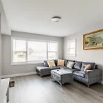 Beautiful Renovated Home 3 Mins Drive To Fall