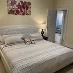 Luxury Cottage With King Bed Private Yard Bbq Deck Gazebo-4 Minutes To The Falls