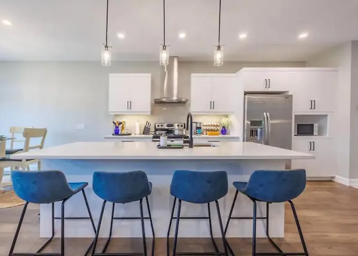 Modern 3Bdr 3 Bath, Garage, Backyard, Theater
