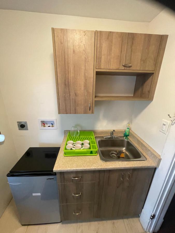 Clifton Hill Getaway: Spacious Kitchen Near Falls & Casino Homestay Niagara Falls