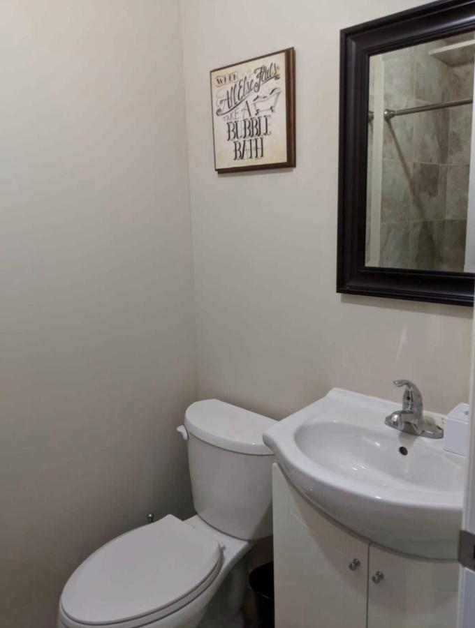 Homestay Clifton Hill Getaway: Spacious Kitchen Near Falls & Casino Niagara Falls
