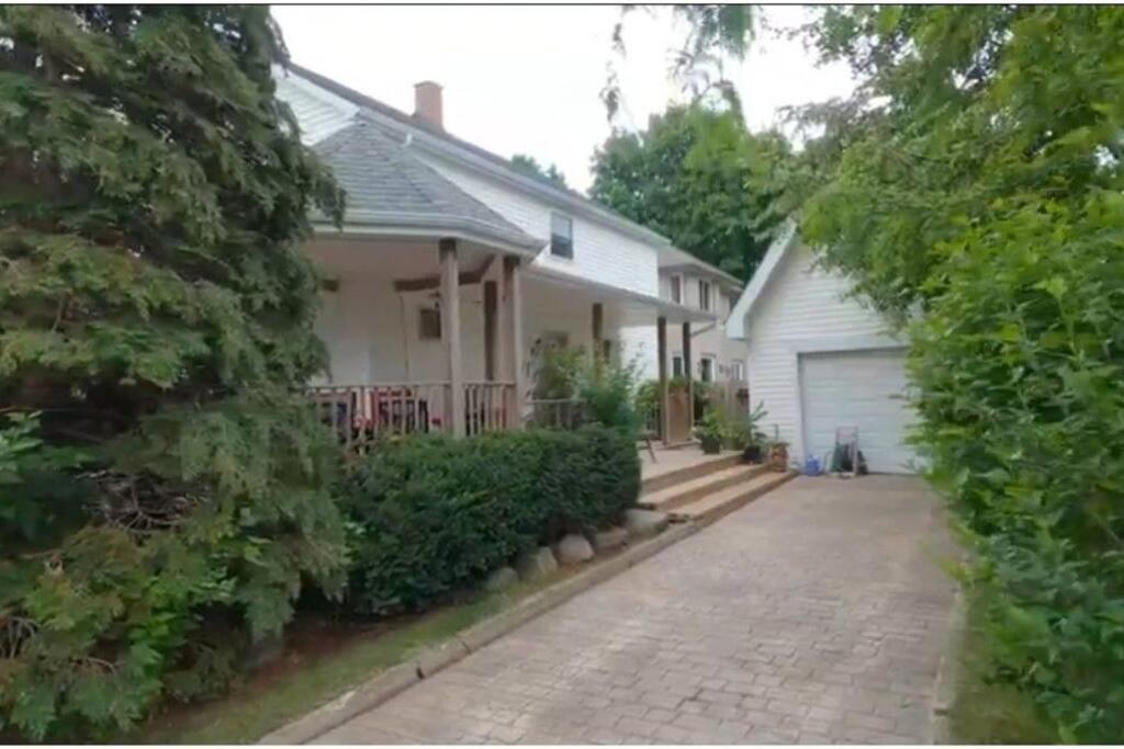 Garden 2 Storey House Holiday home Niagara Falls