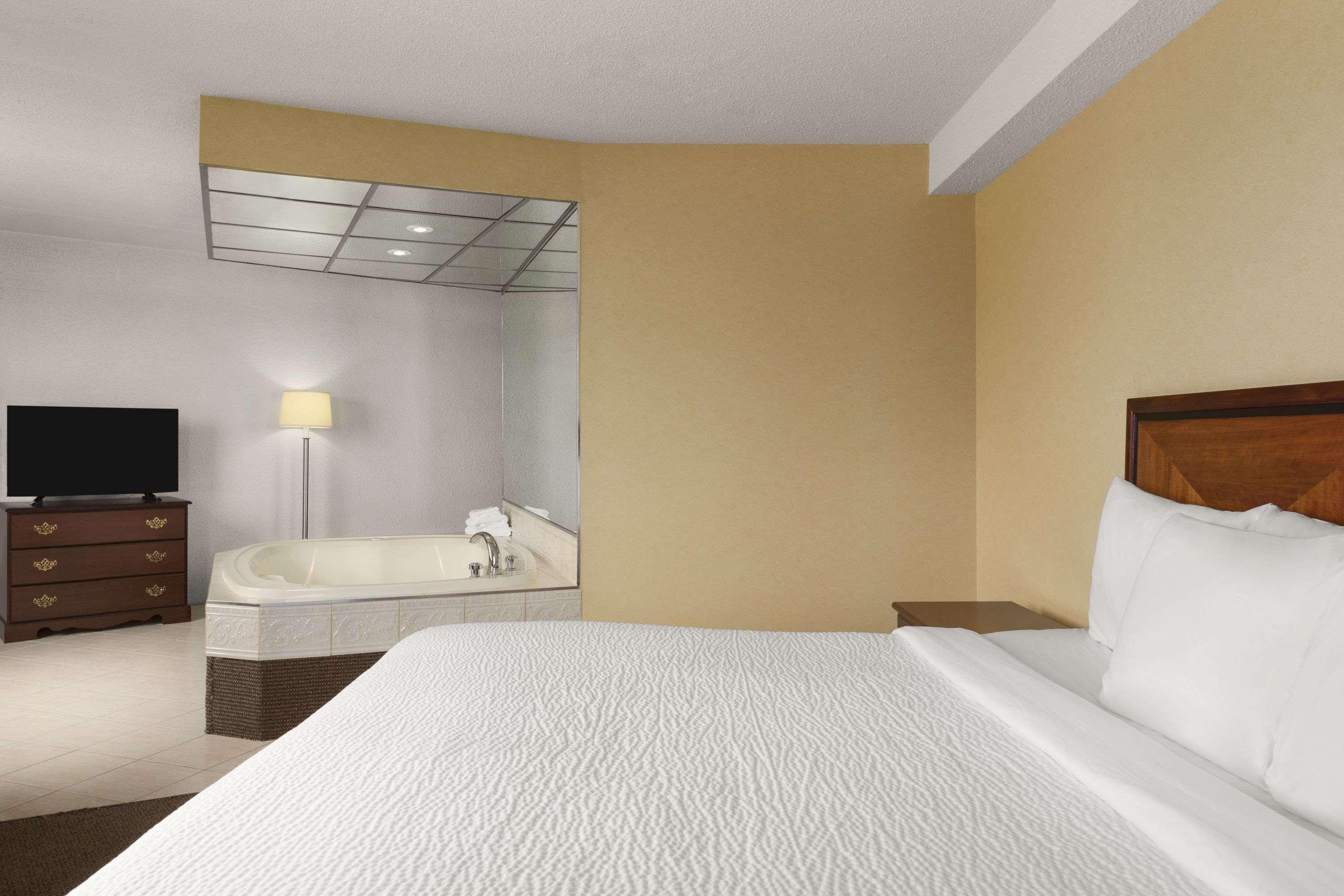Days By Wyndham Fallsview Hotel 3*