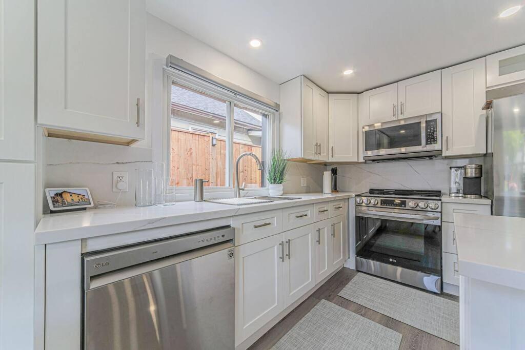 Cheerful 3 Bedroom House Niagara Falls