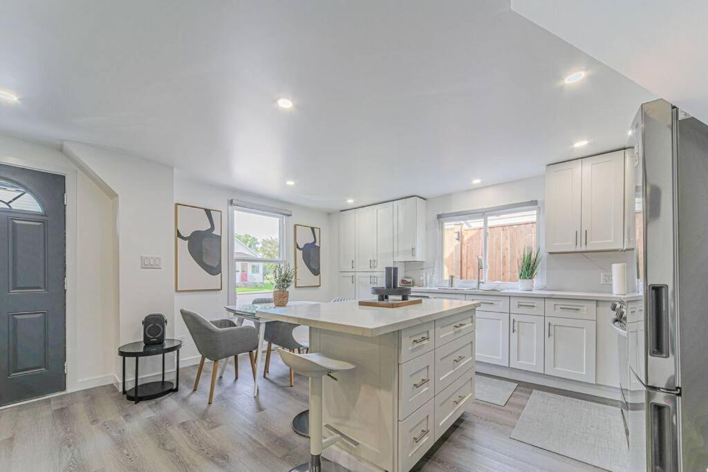 Cheerful 3 Bedroom House Niagara Falls