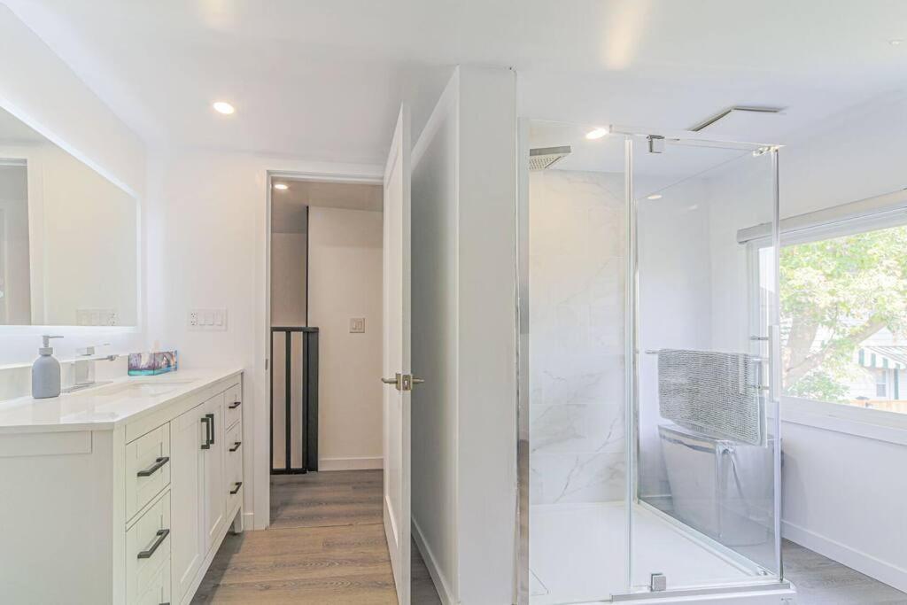 Cheerful 3 Bedroom House Niagara Falls