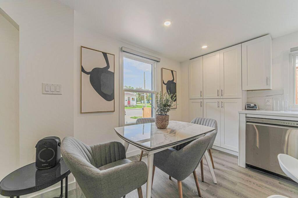 Cheerful 3 Bedroom House Niagara Falls