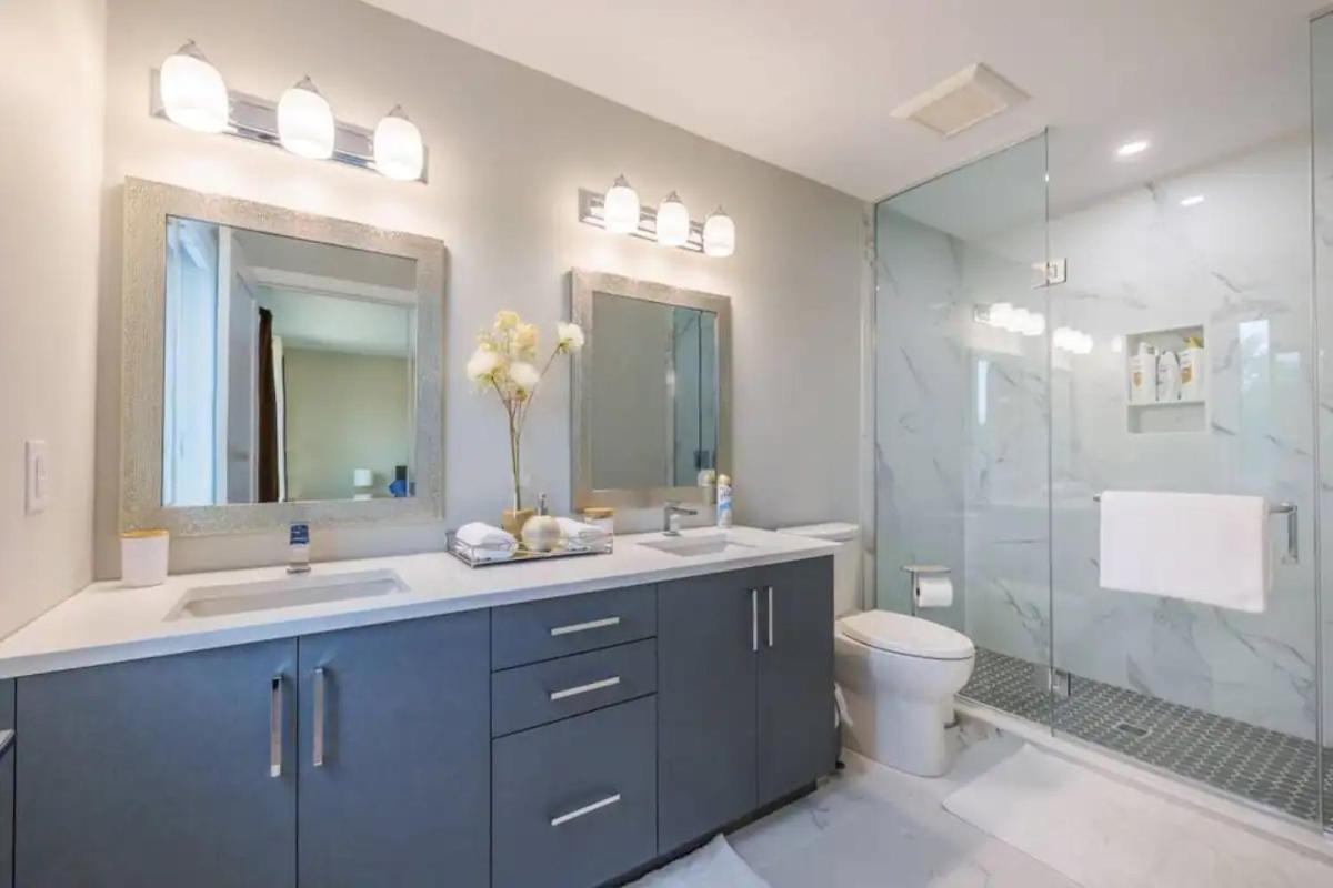 Modern 3bdr 3 Bath, Garage, Backyard, Theater Apartment *