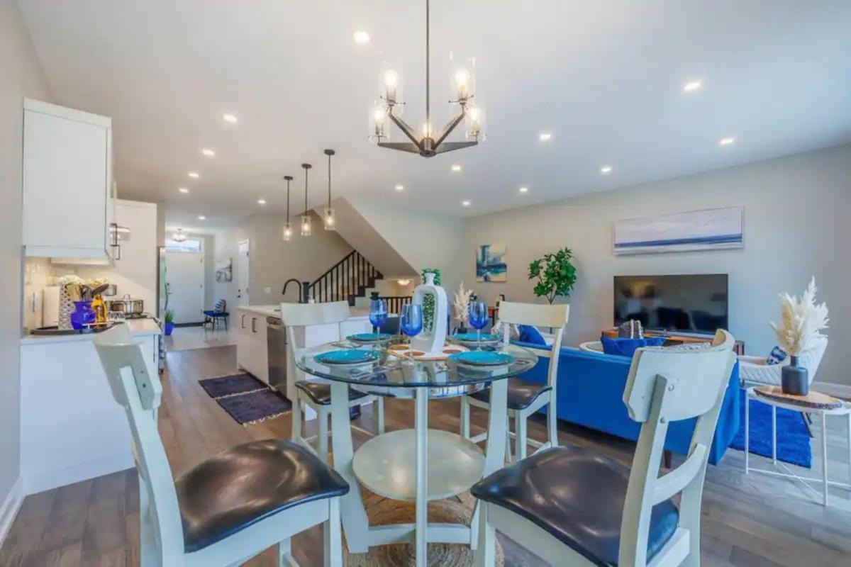 Modern 3bdr 3 Bath, Garage, Backyard, Theater Niagara Falls