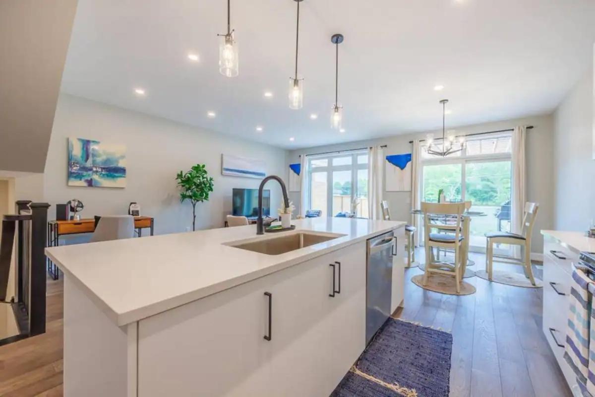 Modern 3bdr 3 Bath, Garage, Backyard, Theater Niagara Falls
