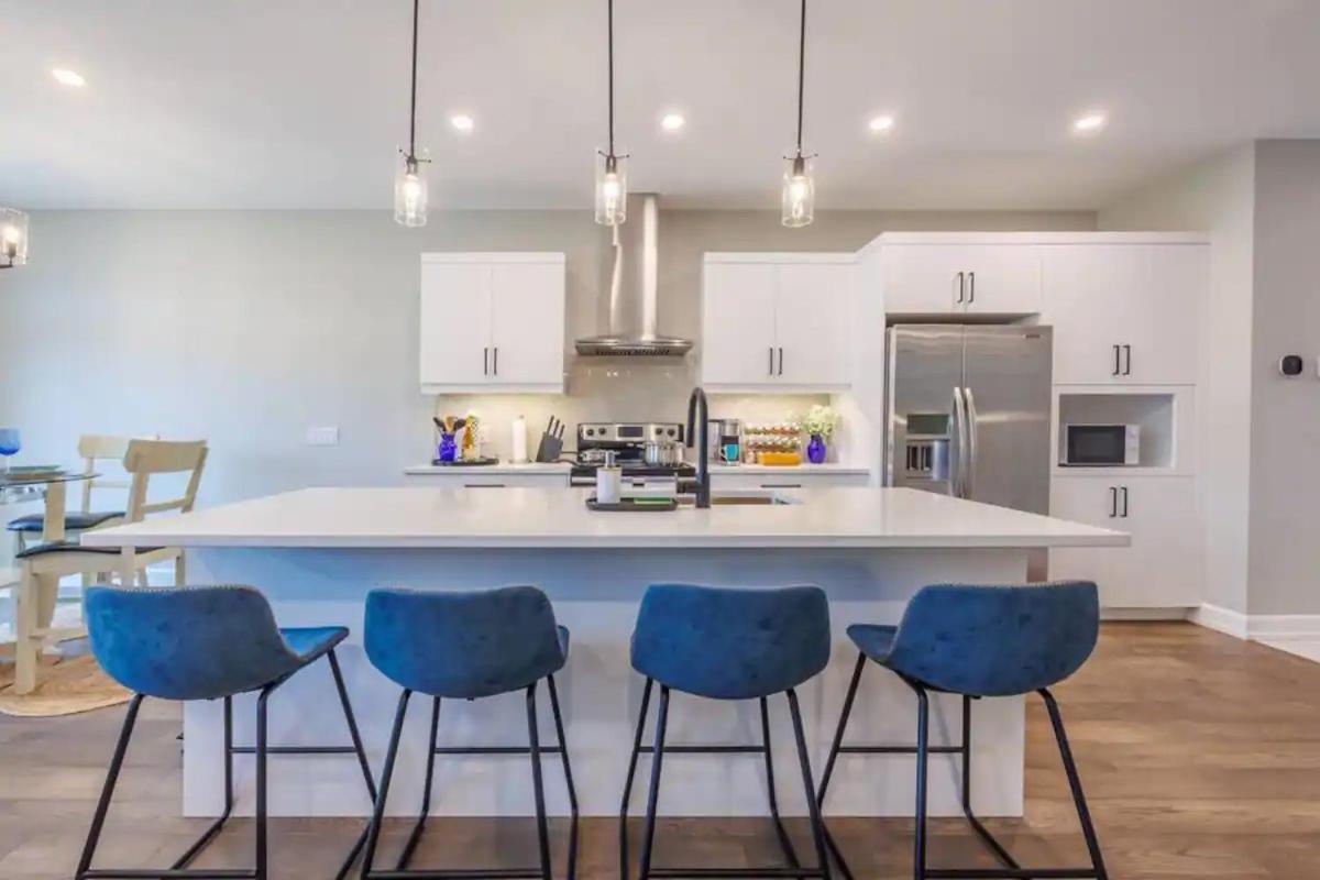 Modern 3bdr 3 Bath, Garage, Backyard, Theater * Niagara Falls