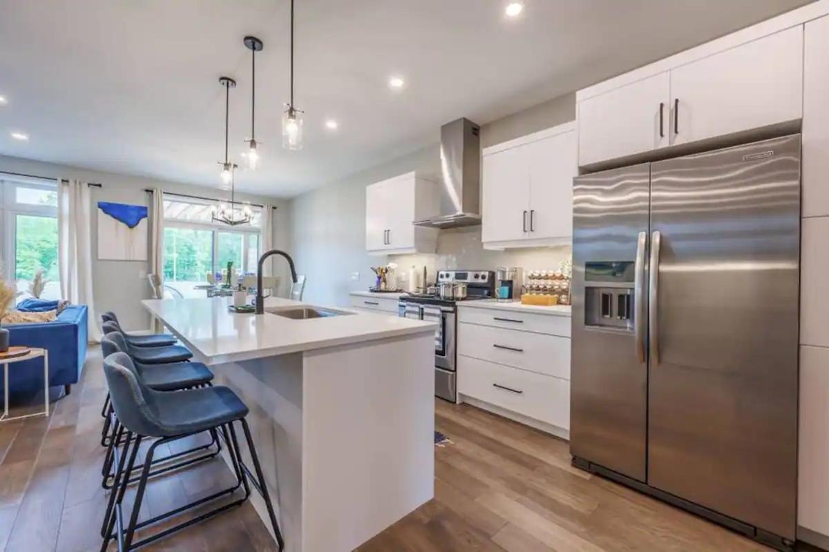 Apartment Modern 3bdr 3 Bath, Garage, Backyard, Theater *