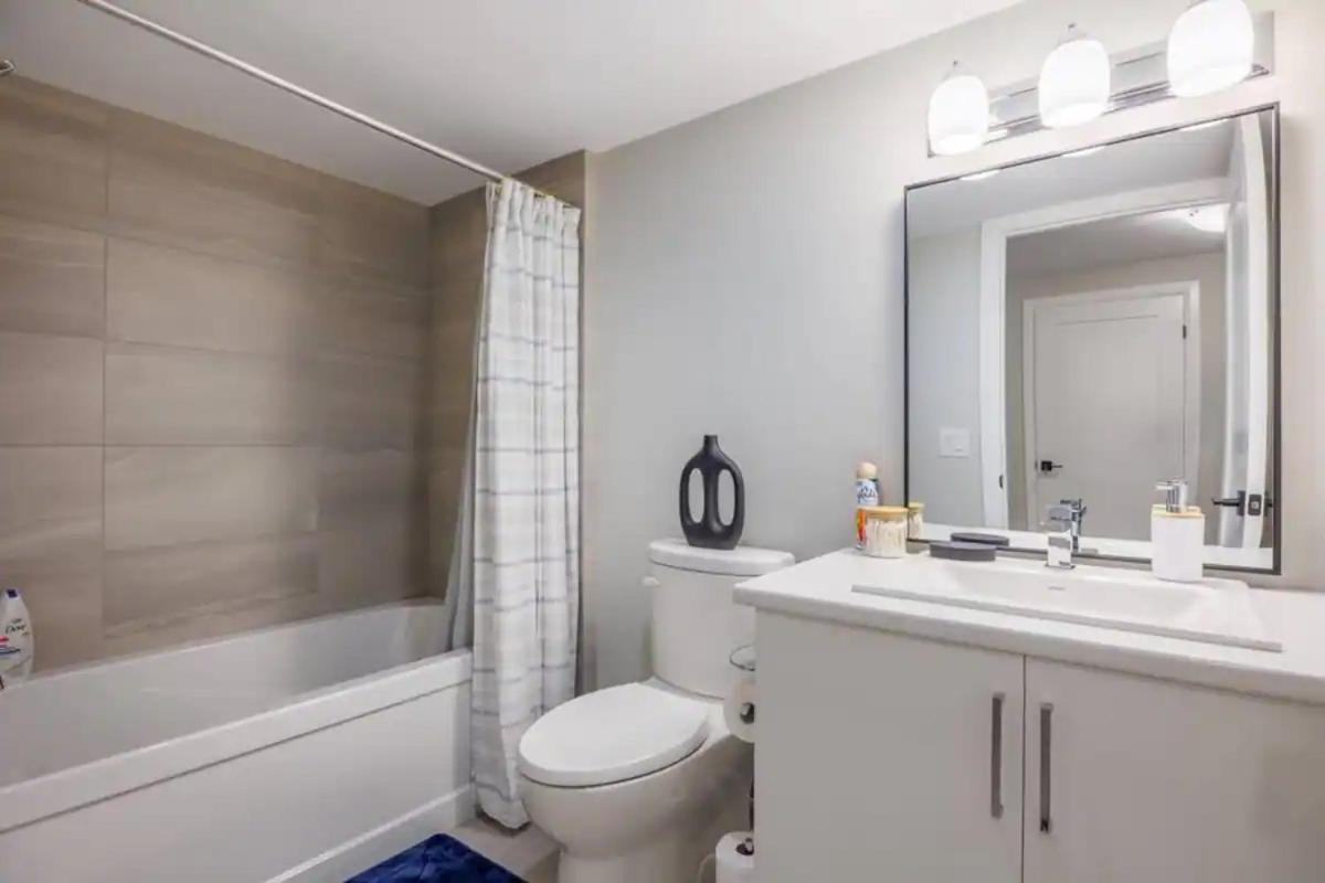 Modern 3bdr 3 Bath, Garage, Backyard, Theater Apartment