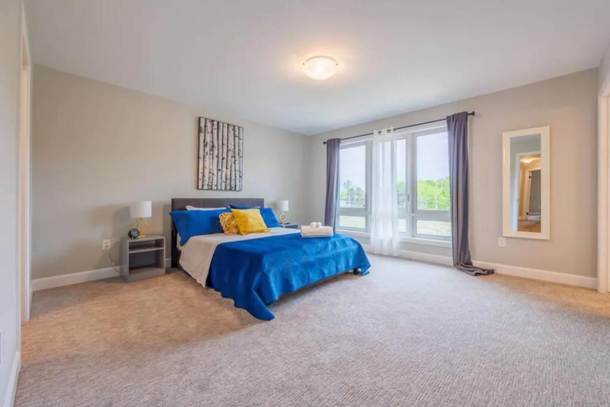 Modern 3bdr 3 Bath, Garage, Backyard, Theater Apartment Niagara Falls