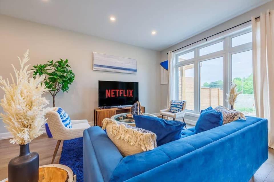 Modern 3bdr 3 Bath, Garage, Backyard, Theater Niagara Falls