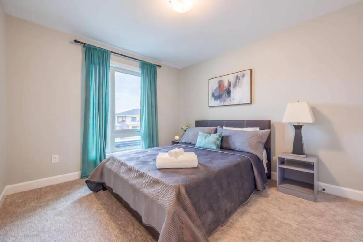 Modern 3bdr 3 Bath, Garage, Backyard, Theater Apartment Niagara Falls