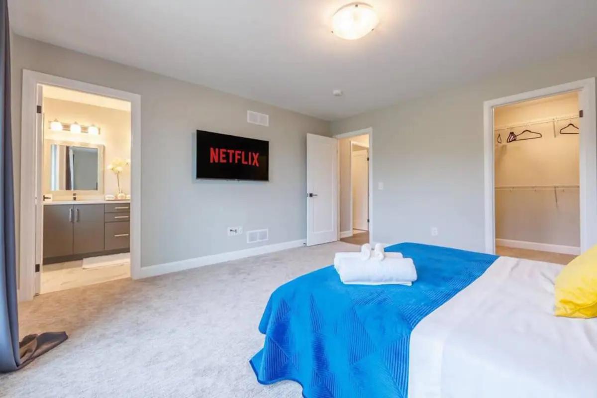 Apartment Modern 3bdr 3 Bath, Garage, Backyard, Theater *