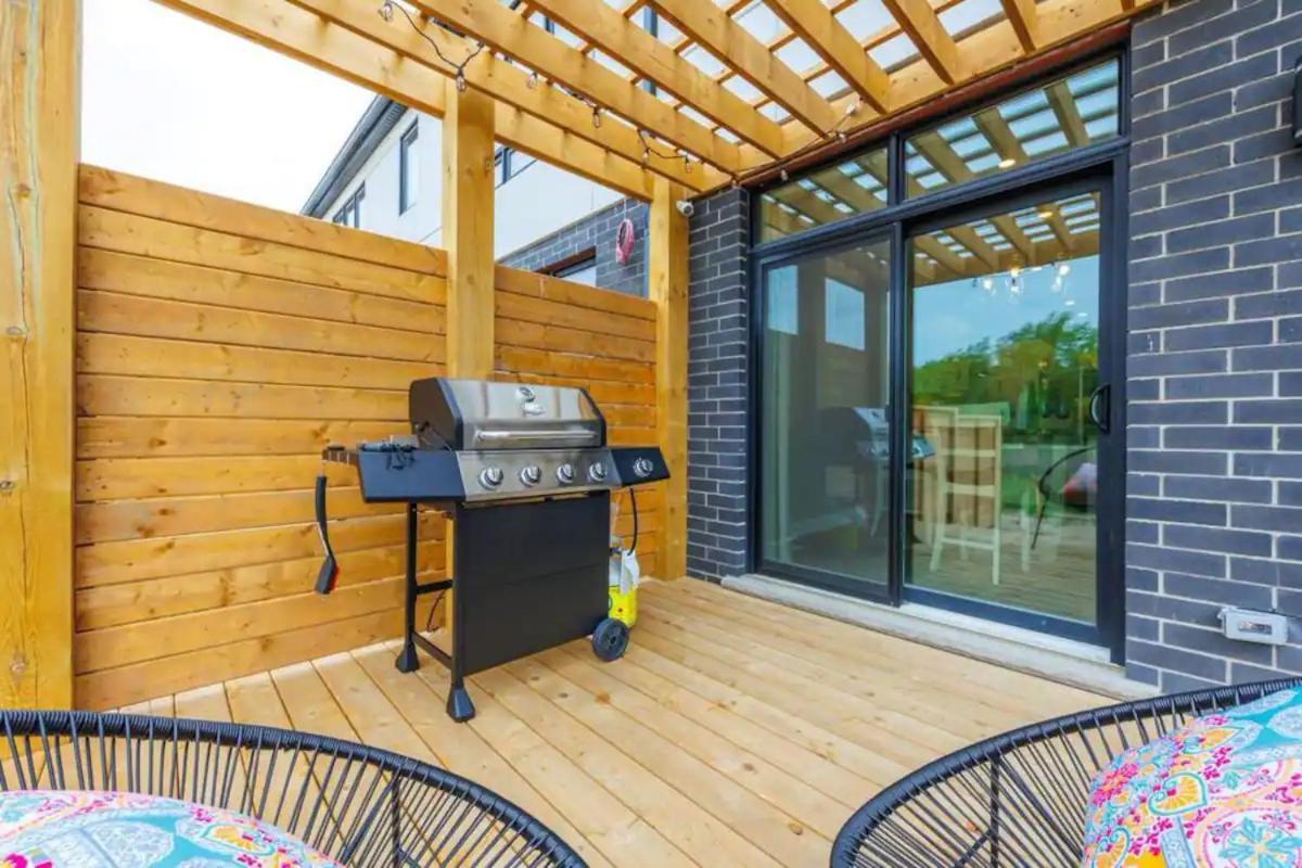 Apartment Modern 3bdr 3 Bath, Garage, Backyard, Theater