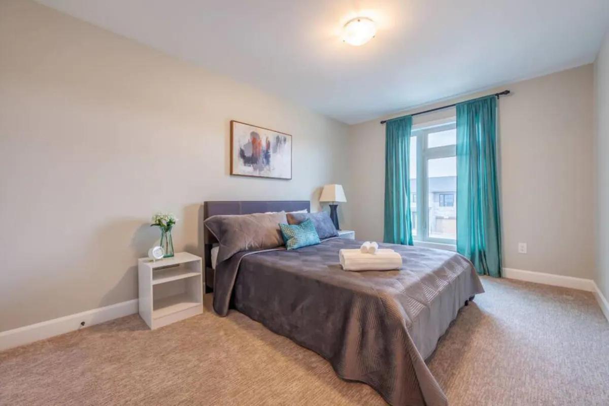 Modern 3bdr 3 Bath, Garage, Backyard, Theater Apartment *