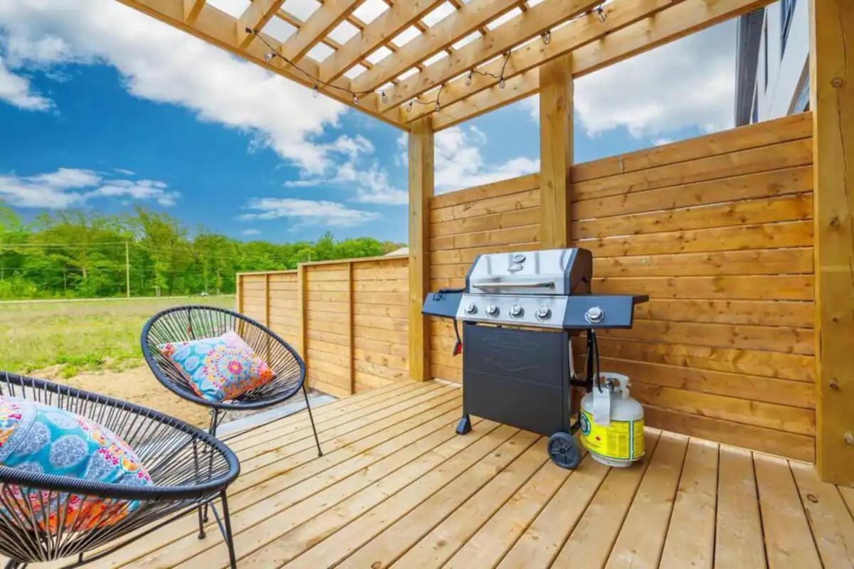 Apartment Modern 3bdr 3 Bath, Garage, Backyard, Theater