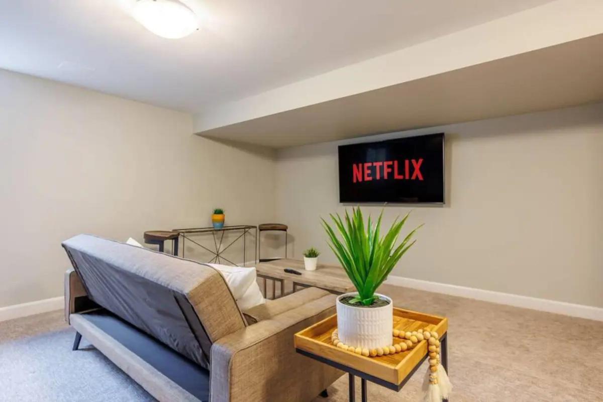 Apartment Modern 3bdr 3 Bath, Garage, Backyard, Theater *