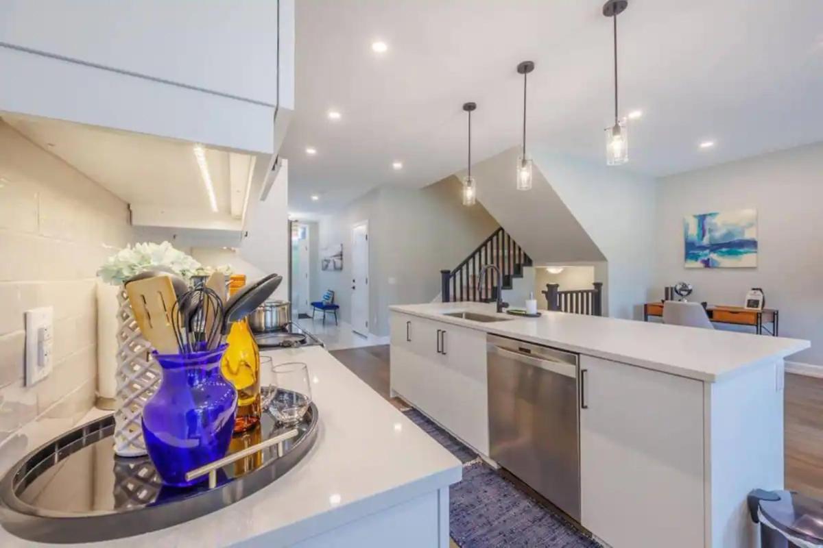 Modern 3bdr 3 Bath, Garage, Backyard, Theater Apartment Niagara Falls