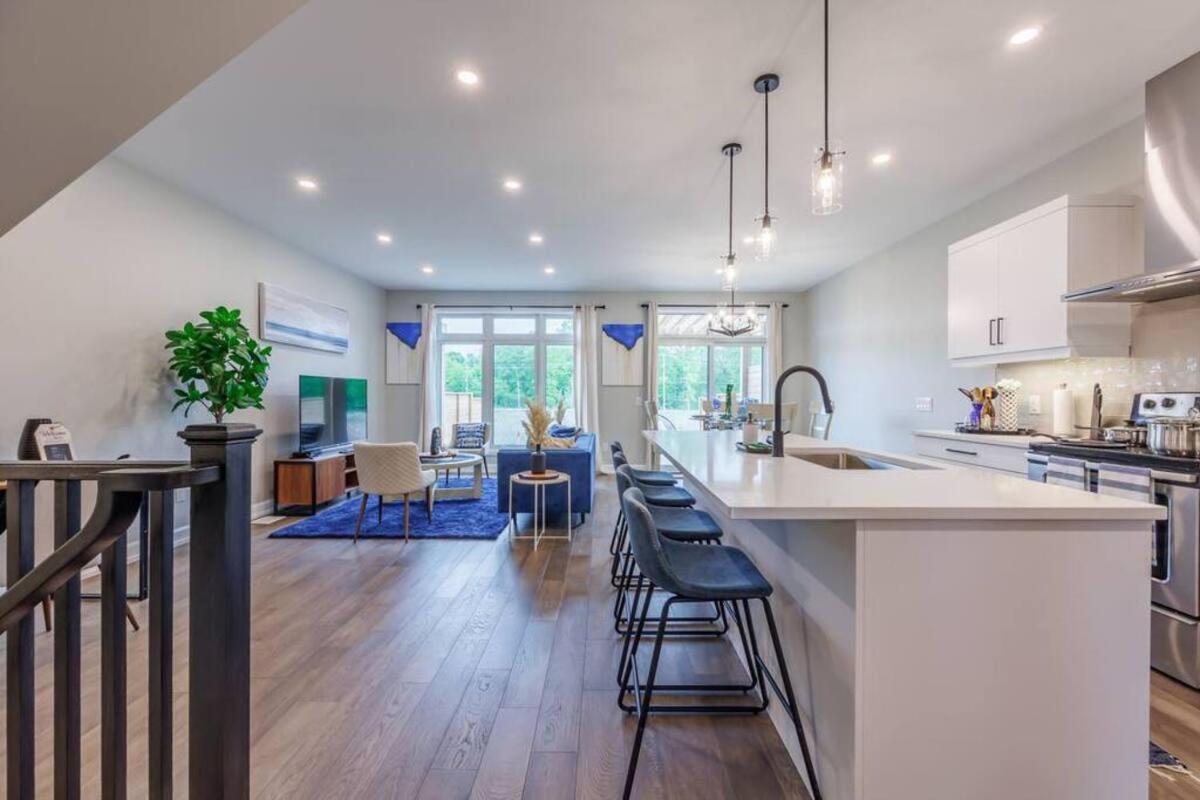 Modern 3bdr 3 Bath, Garage, Backyard, Theater Niagara Falls