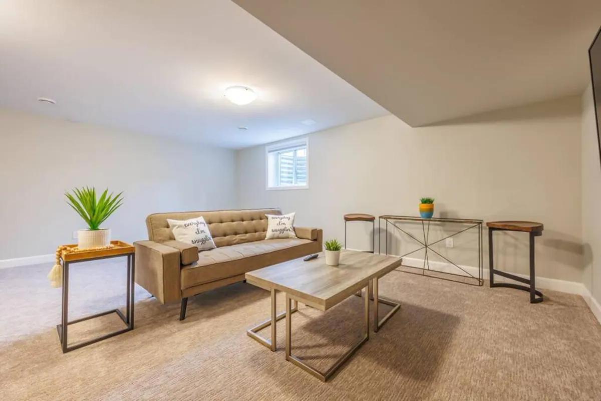 Apartment Modern 3bdr 3 Bath, Garage, Backyard, Theater Niagara Falls