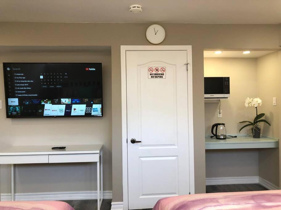 Holiday home Entire Basement With 3 Bedrooms *